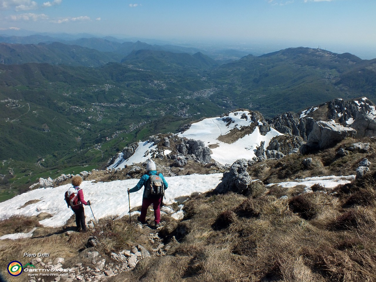 70 Scendiamo con vista sulla Valle Imagna....JPG